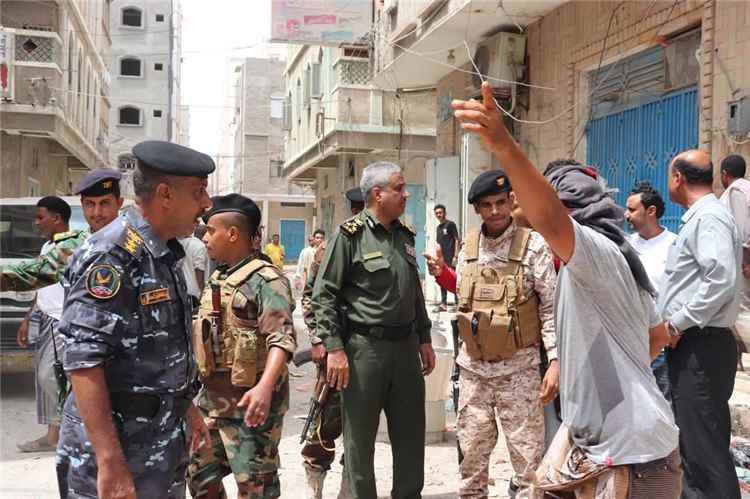 العميد الجابري يقود حملة أمنية مفاجئة لإزالة أسواق القات من الأحياء السكنية بالمكلا