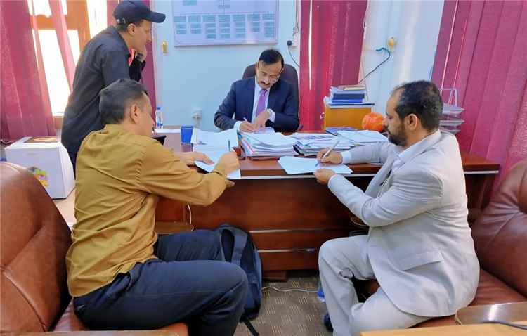 محافظ شبوة يشرف على توقيع عقد توريد أجهزة طبية لمستشفى عرماء.