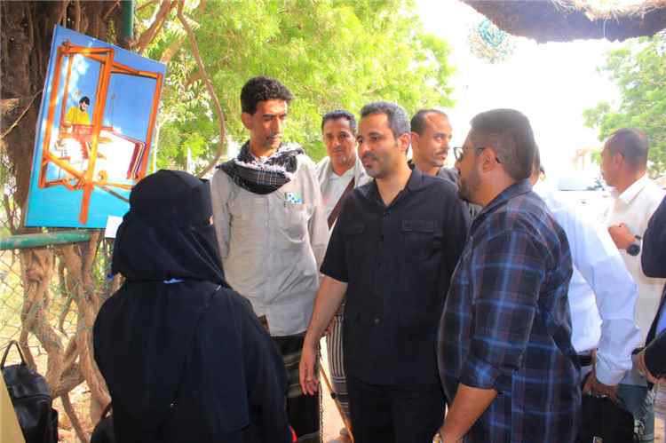 محافظ لحج يختتم فعاليات معرض الفنون التشكيلية "ألوان وأنغام من لحج"