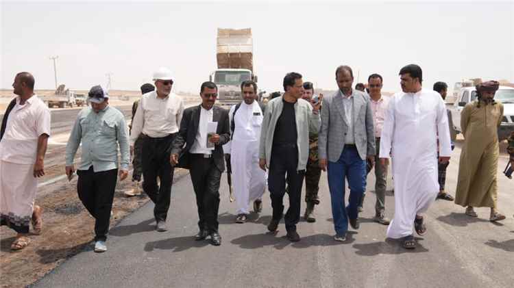 محافظ المهرة يتفقد سير العمل في مشروع المدخل الجنوبي لمدينة الغيضة