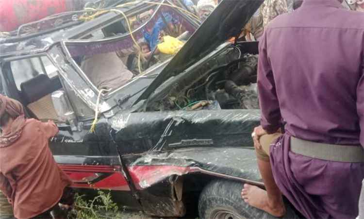 وفاة طفلين وإصابة أربعة أشخاص بانقلاب سيارة في تعز