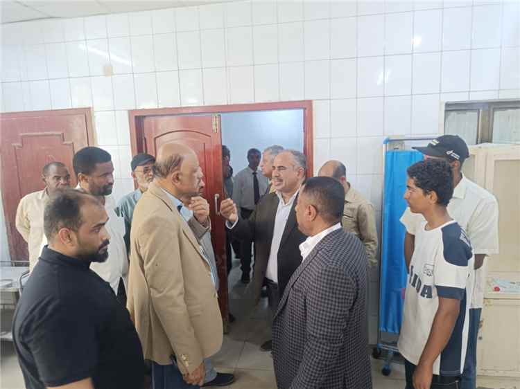 مدير عام إدارة المخيمات الطبية بوزارة الصحة وعميد كلية الطب عدن يزوران المخيم الجراحي بمستشفى الرازي أبين