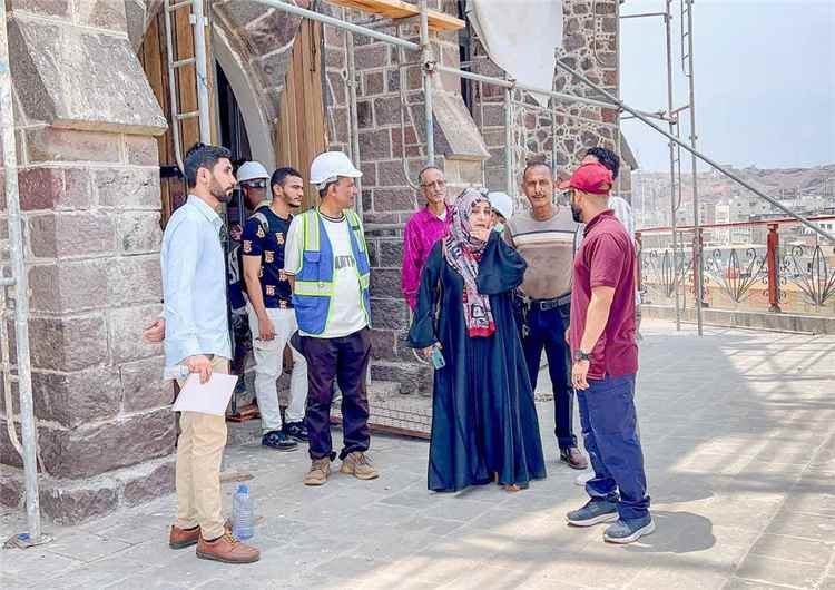 مدير مكتب الثقافة بعدن يطّلع على سير أعمال ترميم مبنى المجلس التشريعي في صيرة