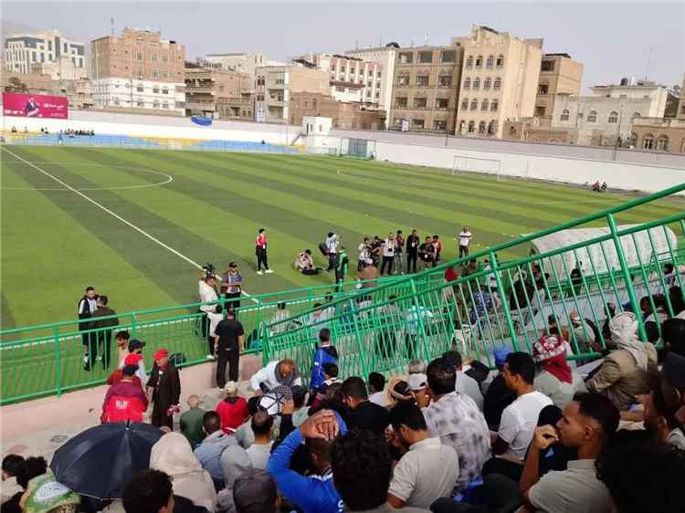 تأجيل مباراة أهلي صنعاء وفحمان بعد فعالية حوثية وظهور شعارات طائفية في المدرجات