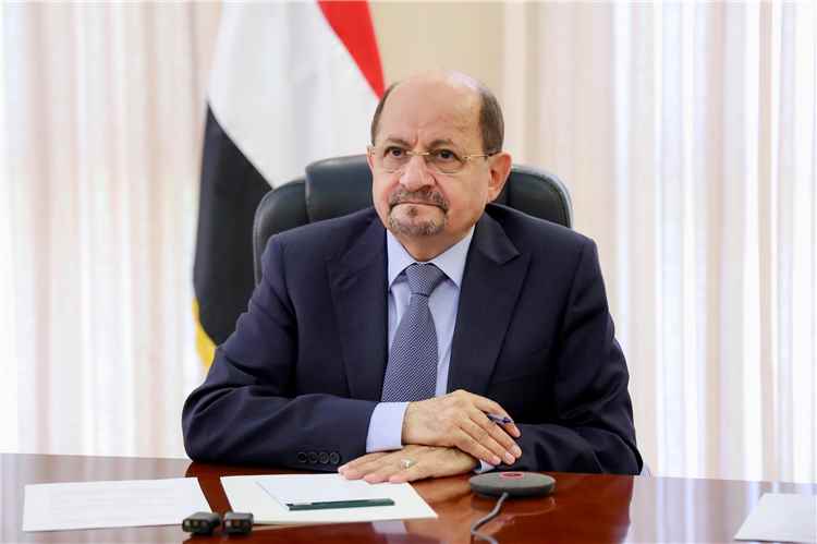 الزنداني: قرارات حكومية لمعالجة ملفات متعثرة منذ سنوات وتحرير الدولار الجمركي ضمن إصلاحات شاملة