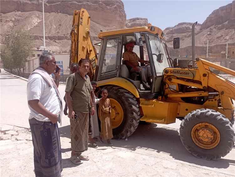 السلطة المحلية بمديرية القطن تسلّم مكتب الأشغال العامة والطرق “بوكلين” لتنفيذ الأعمال اليومية