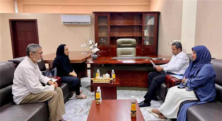محافظ لحج "الحالمي" يلتقي المدير الإقليمي لمركز "سيفيك" دنيا المأمون لبحث تعزيز العلاقة بين الأمن والمواطن بالمحافظة