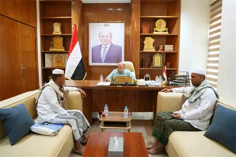 الخنبشي يطلع على أوضاع مختبرات الصحة العامة ويؤكد دعم السلم المجتمعي وتطوير خدمات الأحوال المدنية