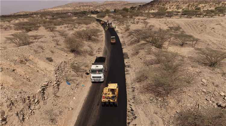 شركة الخضيري للمقاولات تبدأ أعمال سفلتة مشروع طريق حبيل جبر- جسر وادي بناء