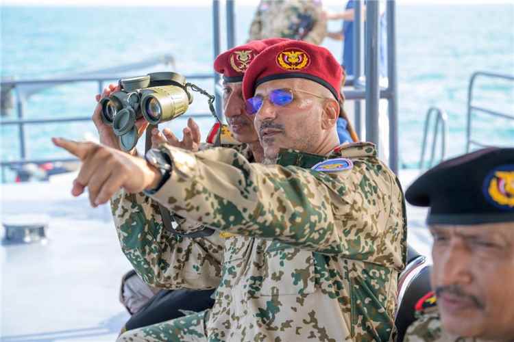 طارق صالح يشهد عرضًا بحريًا وتدشين زوارق جديدة بمناسبة العيد الوطني للجمهورية اليمنية
