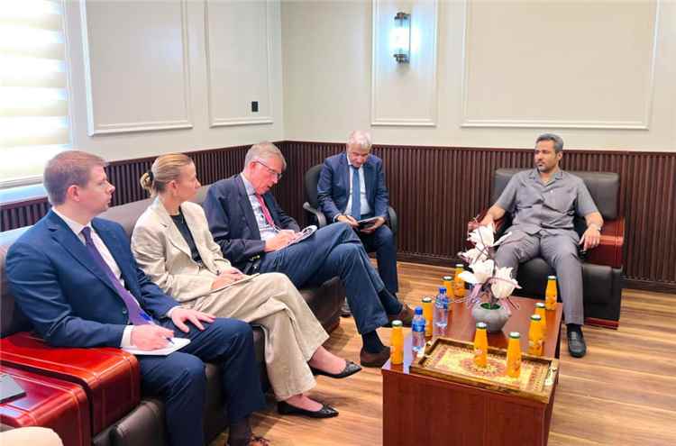 محافظ لحج "الحالمي" يلتقي وفداً من مكتب المبعوث الأممي الزائر للمحافظة
