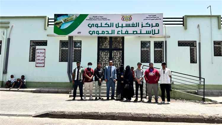 عمادة وطلاب كلية اللغات والترجمة بجامعة عدن ينفذون مبادرة إنسانية لزيارة سكن ومركز الغسيل الكلوي بعدن
