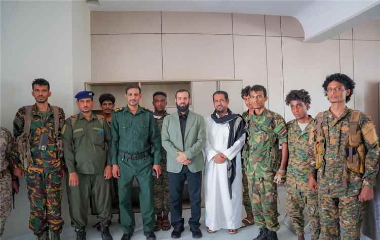 محافظ أبين يكرّم أمن خنفر بعد نجاحه في ضبط المتورطين بأحداث سوق جعار