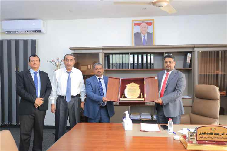 إجراء عملية الاستلام والتسليم بين نائبي وزير التعليم الفني والتدريب المهني بعدن
