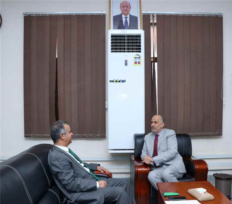 وزير المالية يناقش مع السفير الليبي مستجدات الأوضاع الاقتصادية في اليمن