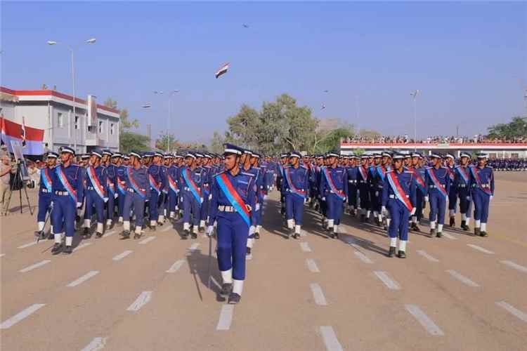 ماذا يعني أن يتخرج في دفعة واحدة 55 ضابطا سقطريا ؟!