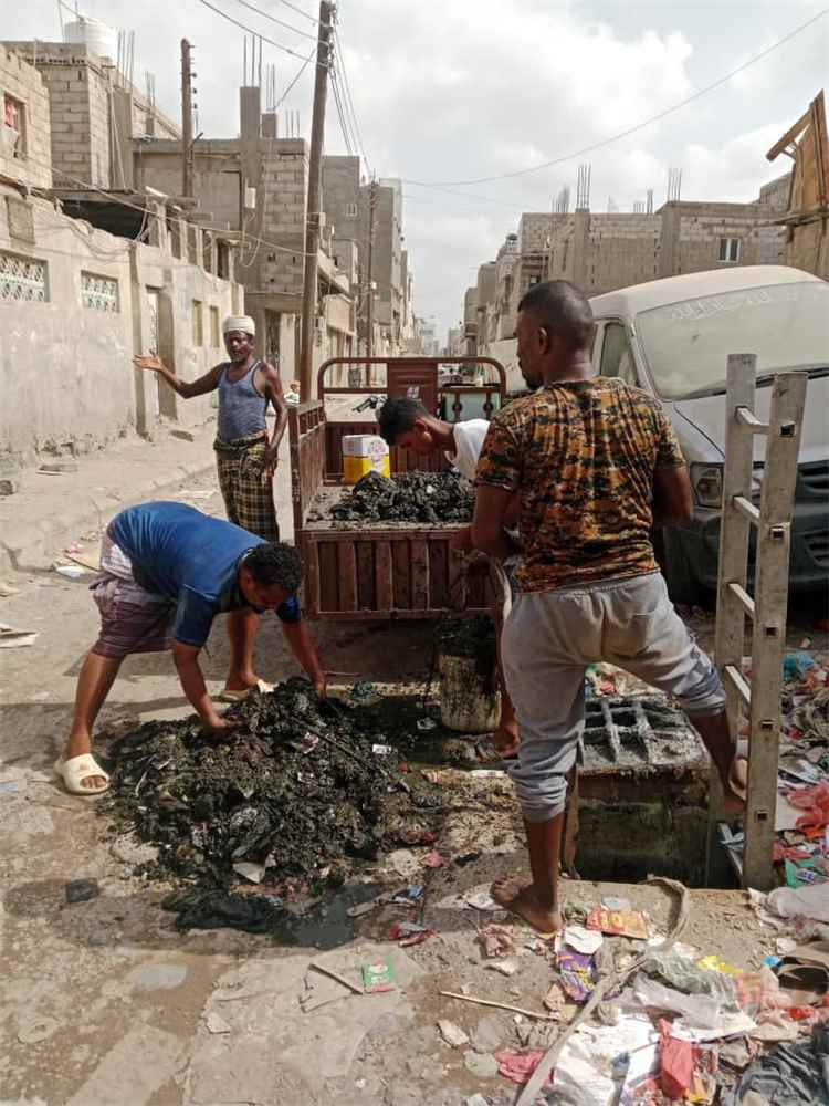 فرق الصرف الصحي تنفذ أعمال تصفية وفتح انسدادات في البريقة ودار سعد والمنصورة