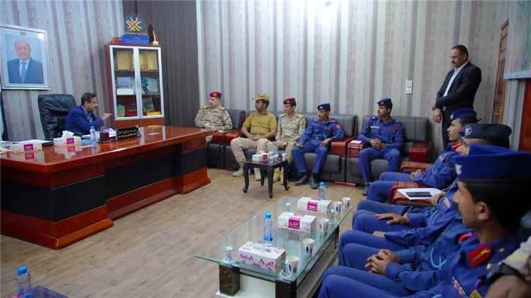 المحافظ بن الوزير يستقبل خريجي كلية الطيران والدفاع الجوي من أبناء شبوة ويشيد بتميزهم العلمي والعسكري