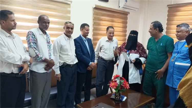 مدير مستشفى 22 مايو الجراحي بعدن يكرم الممرضة غصون أحمد بلقب الموظف المميز لشهر أبريل