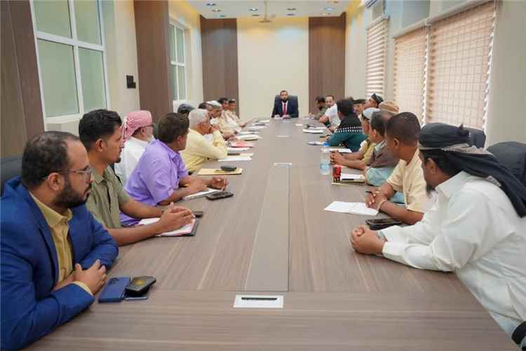 محافظ أبين يجتمع بقيادات المديريات والمرافق الخدمية لرفع كفاءة العمل المؤسسي