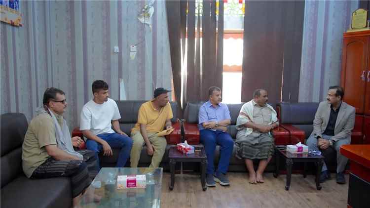 محافظ شبوة يطّلع على تحضيرات  انطلاق بطولة أندية الدرجة الثالثة.