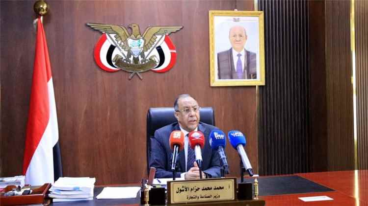 وزير الصناعة: السلع الأساسية معفاة من تحريك الدولار الجمركي ومستمرون بضبط الأسواق