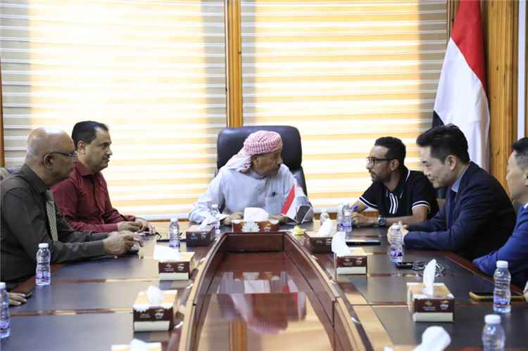 وكيل حضرموت يناقش مع شركة صينية خطط دعم قطاع التوليد بالطاقة البديلة