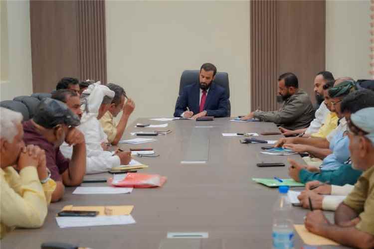 محافظ أبين يترأس اجتماعاً موسعاً لمديري عموم المديريات والمرافق الخدمية لتعزيز العمل المؤسسي