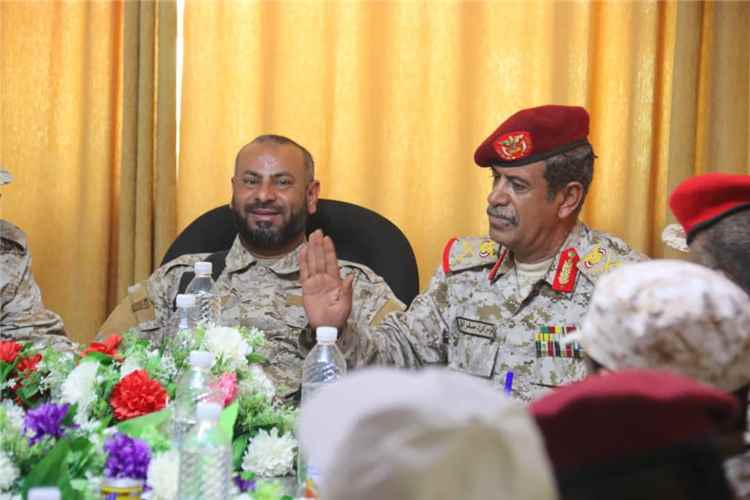لجنة وزارة الدفاع برئاسة المفتش العام تناقش مع قائد محور الضالع إجراءات الإستلام والتسليم