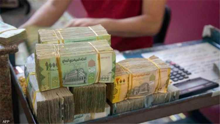 خبير اقتصادي يحذر: تحرير الدولار الجمركي سيشعل الأسعار ما لم تُنفذ إصلاحات حقيقية