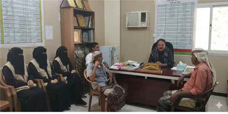 الجعفري يترأس اجتماعاً تقييمياً لمكتب الصناعة والتجارة ويشيد بجهود الموظفين ويوجه بتسهيل معاملات المواطنين