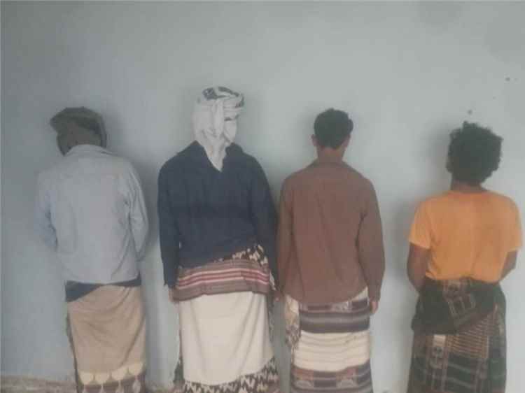 في إنجاز أمني جديد.. أمن خنفر يضبط أربعة متهمين بقضايا تقطع وابتزاز بطريق الحرور