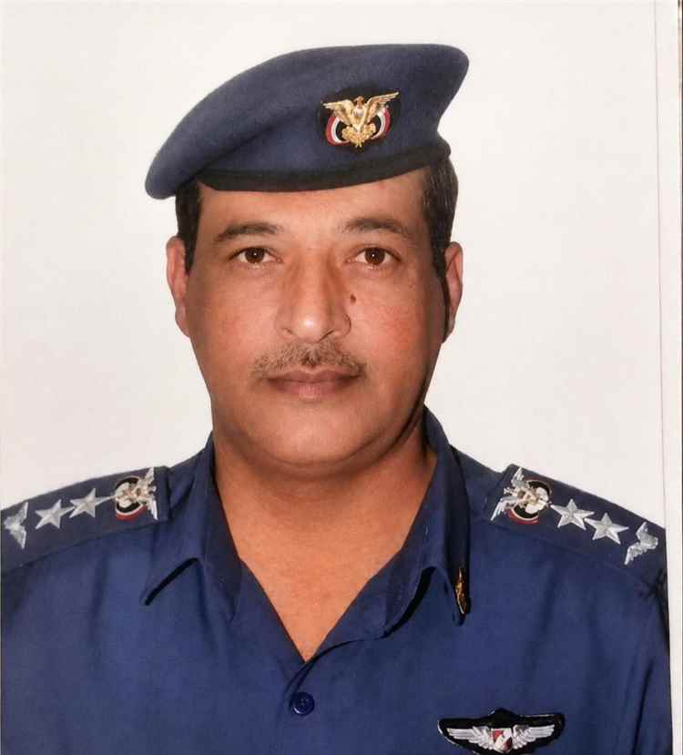 قائد الفرقة الرابعة عمالقة جنوبية يعزي في وفاة العميد الركن طيار عبدالباسط العامري