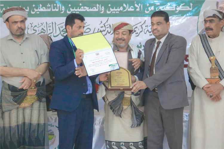 بيحان تحتفي بـ "أمير الكلمة".. تكريم الصحفي زَبين عطية ومنحه لقب "سفير الخير"