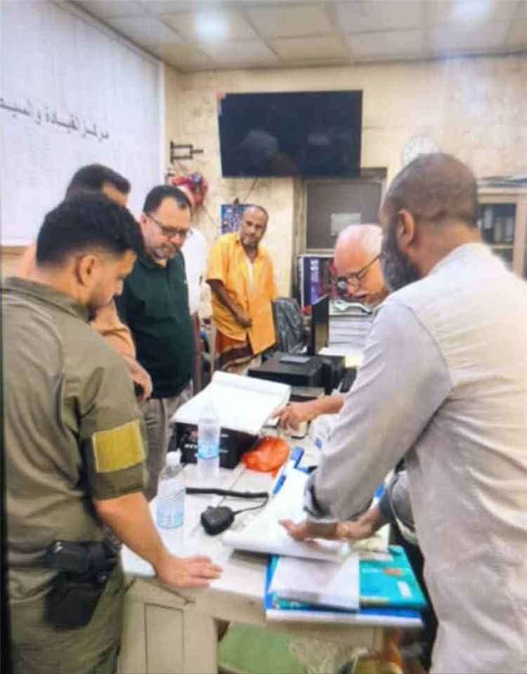 وزير الكهرباء يجري زيارة مفاجئة لغرفة العمليات المركزية وأقسام الطوارئ بعدن