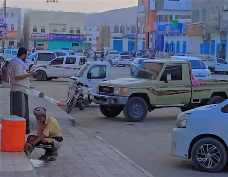مدير عام الأشغال بشبوة يؤكد لأبناء مديرية ميفعة تدشين العمل بالخط الرئيسي بعزان بعد عيد الأضحى