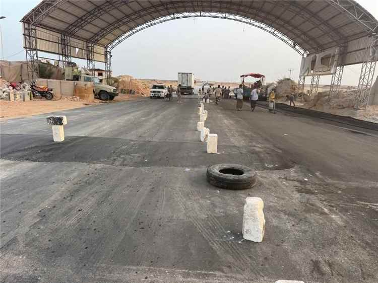 استكمال أعمال الأسفلت بمشروع المدخل الجنوبي لمدينة الغيضة