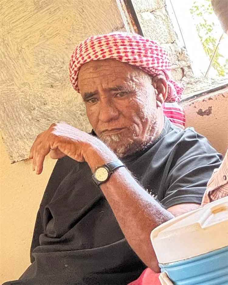 أركان اللواء 39 مدرع العقيد محمد أحمد الصبيحي يعزي في وفاة الشيخ أحمد حسين محمد  العرولي