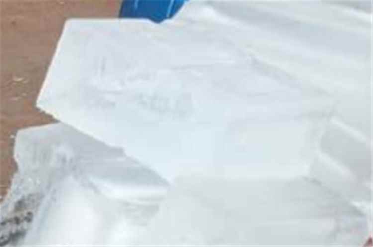 ارتفاع أسعار الثلج في ميفعة بشبوة يثير غضب المواطنين ودعوات لضبط الأسواق
