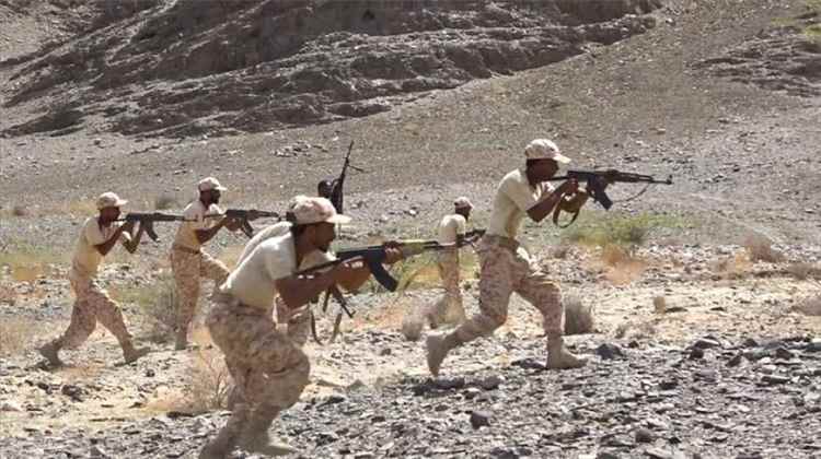 قوات العمالقة الجنوبية تنفذ مناورة عسكرية بالذخيرة الحية وسلاح المسيرات في أبين