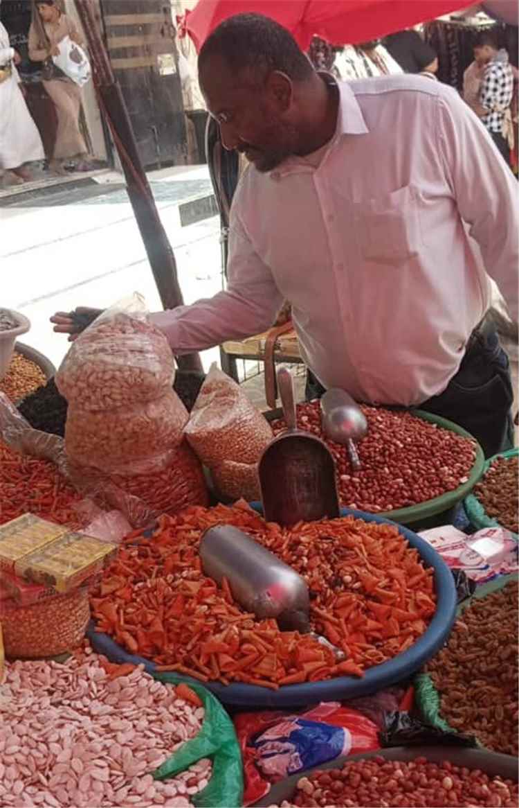 صحة البيئة بعتق تنفذ حملة رقابية مكثفة وتضبط كميات كبيرة من الزبيب الفاسد