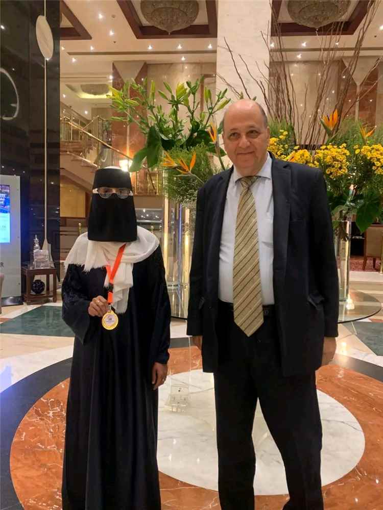 رئيس شبكة إعلام المرأة العربية يكرم أمة الله عبد الله ورقية دنانة من اليمن تقديراً لجهودهما الإنسانية والإعلامية
