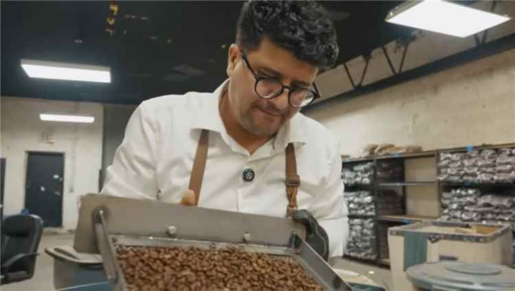 خالد الشرفي.. “ملك القهوة” اليمنية في نيويورك وحلم السيطرة على السوق الأمريكي