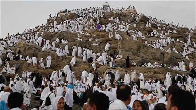 حجاج اليمن يقفون على صعيد عرفات لأداء ركن الحج الأعظم