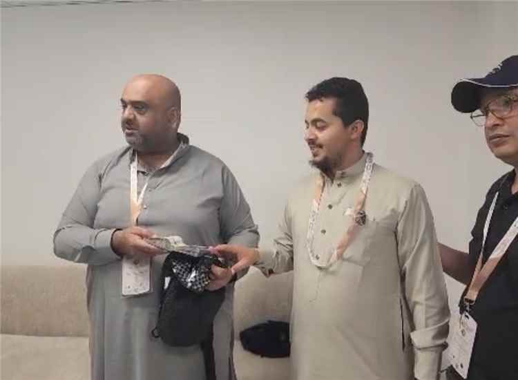 شاب من أبين (لودر) يعيد 56 ألف ريال سعودي لصاحبه في الحرم المكي