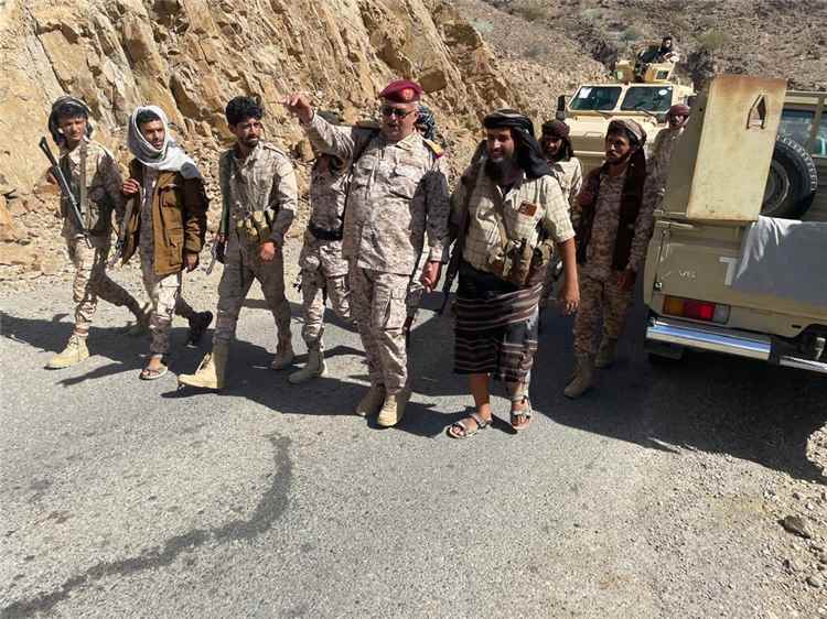 قائد اللواء 115 العميد القفيش يزور المرابطين في جبهات القتال بأبين وينقل تهاني قيادة الدفاع.