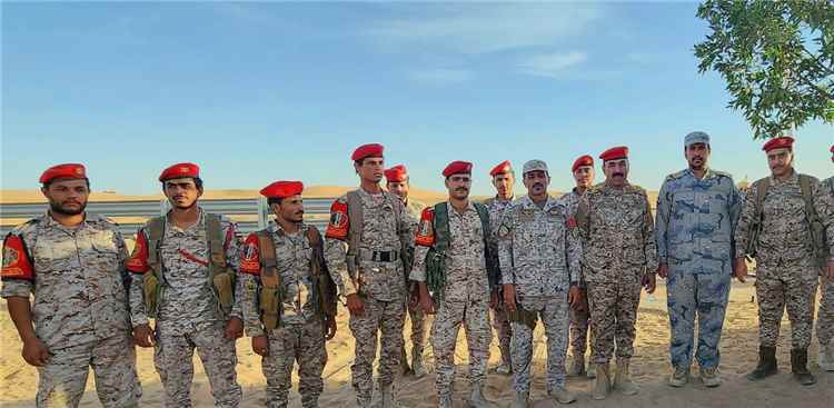 قائد الشرطة العسكرية بالجوف يتفقد المواقع العسكرية ويشيد بصمود الأبطال في الجبهات