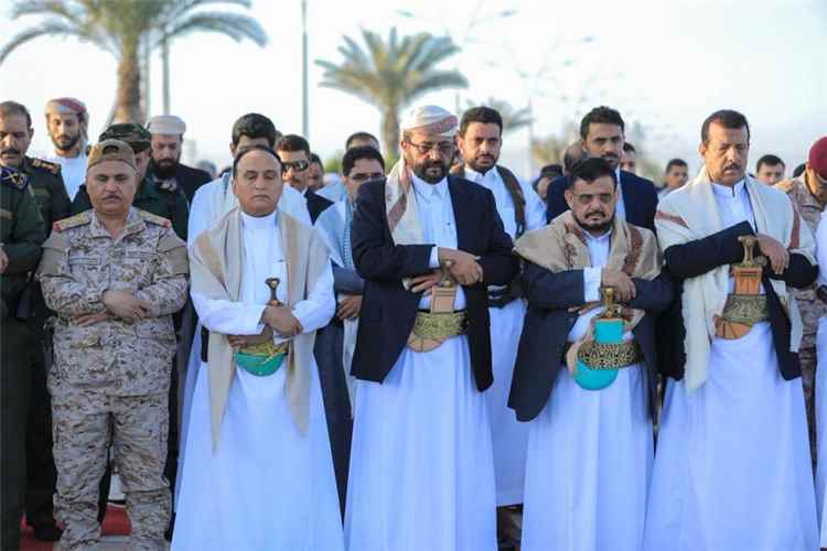 عضو مجلس القيادة العرادة يؤدي صلاة عيد الأضحى مع جموع المواطنين ويستقبل المهنئين