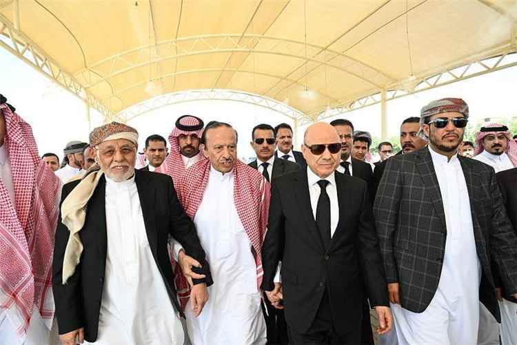 الرئيس العليمي وأعضاء مجلس القيادة يتقدمون مشيعي الرئيس هادي إلى مثواه الأخير في الرياض