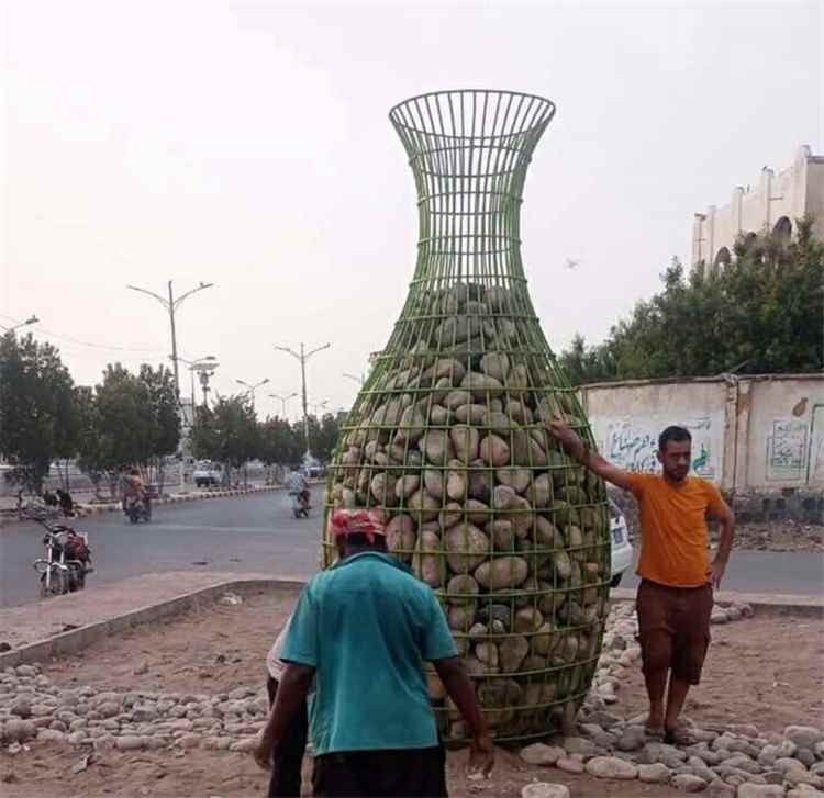الحديدة تزين ساحلها برمز تراثي .. مجسم الجرة يتحول إلى معلم بحري جديد